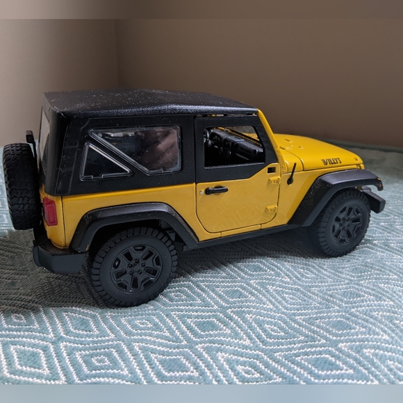 Maisto Willys Yellow Jeep Wrangler Model 2014 - Picture 2 of 10